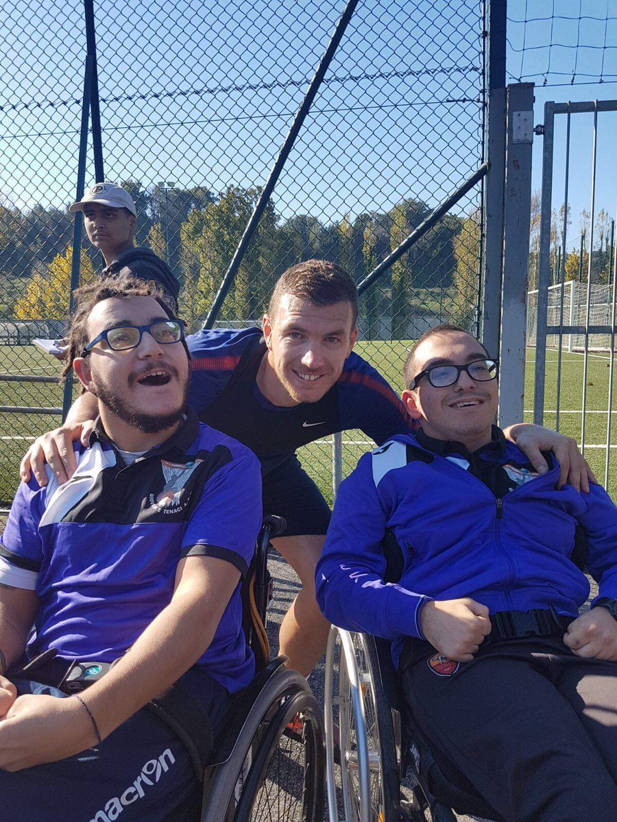 La squadra dei <a href="/giovanietenaci/">ASD Giovani e Tenaci</a> di basket in carrozzina è stata ospite quest'oggi della <a href="/OfficialASRoma/">AS Roma</a> a #Trigoria. Visibilmente emozionati i #giovanissimi cestisti capitolini. Anche questa è #promozione  del basket in carrozzina! ⚽🏀

📷: <a href="/giovanietenaci/">ASD Giovani e Tenaci</a> #WBItalia🏀