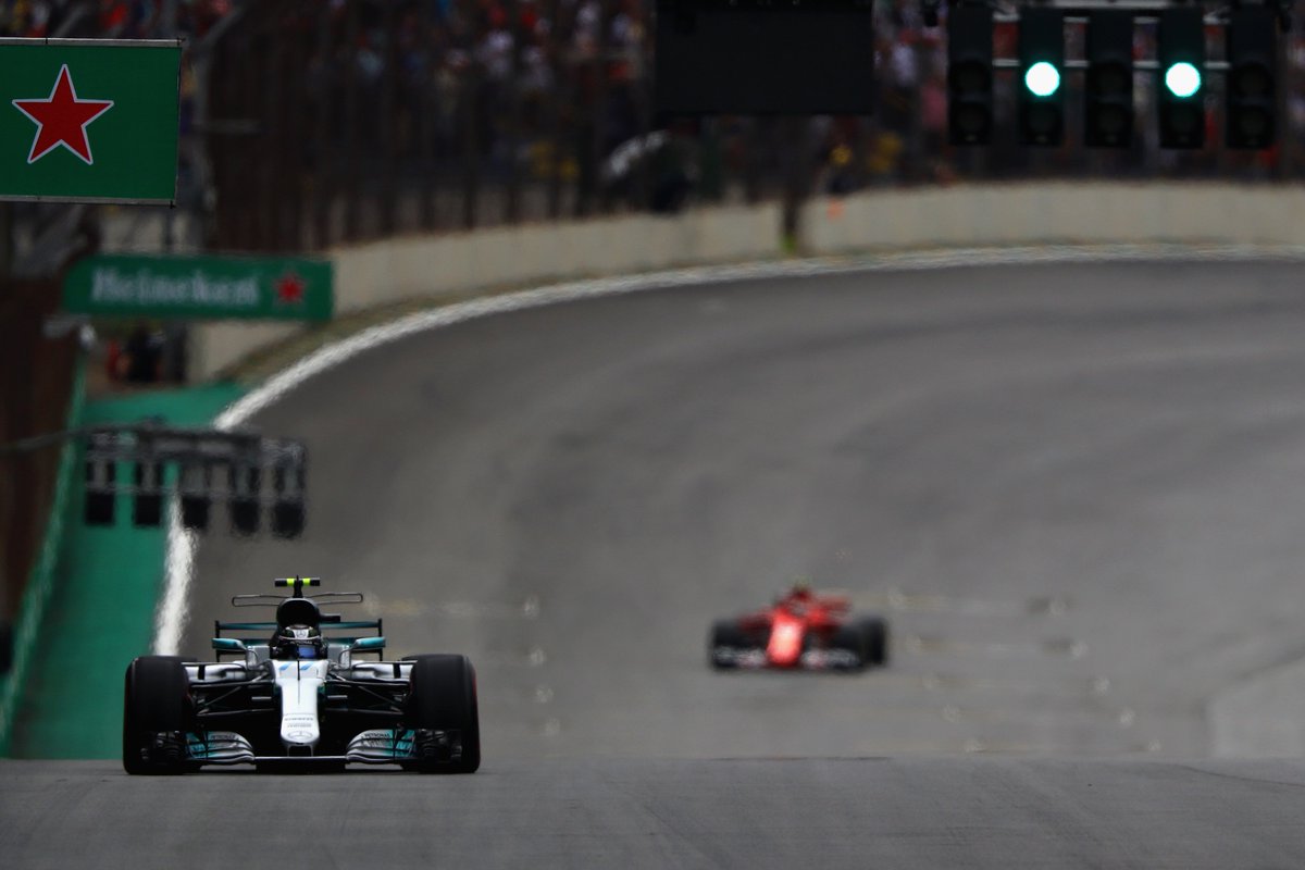 Sem Hamilton, Bottas trava duelo com Vettel, leva a melhor com direito a recorde e garante a pole no GP do Brasil. es.pn/2zvlqyM
