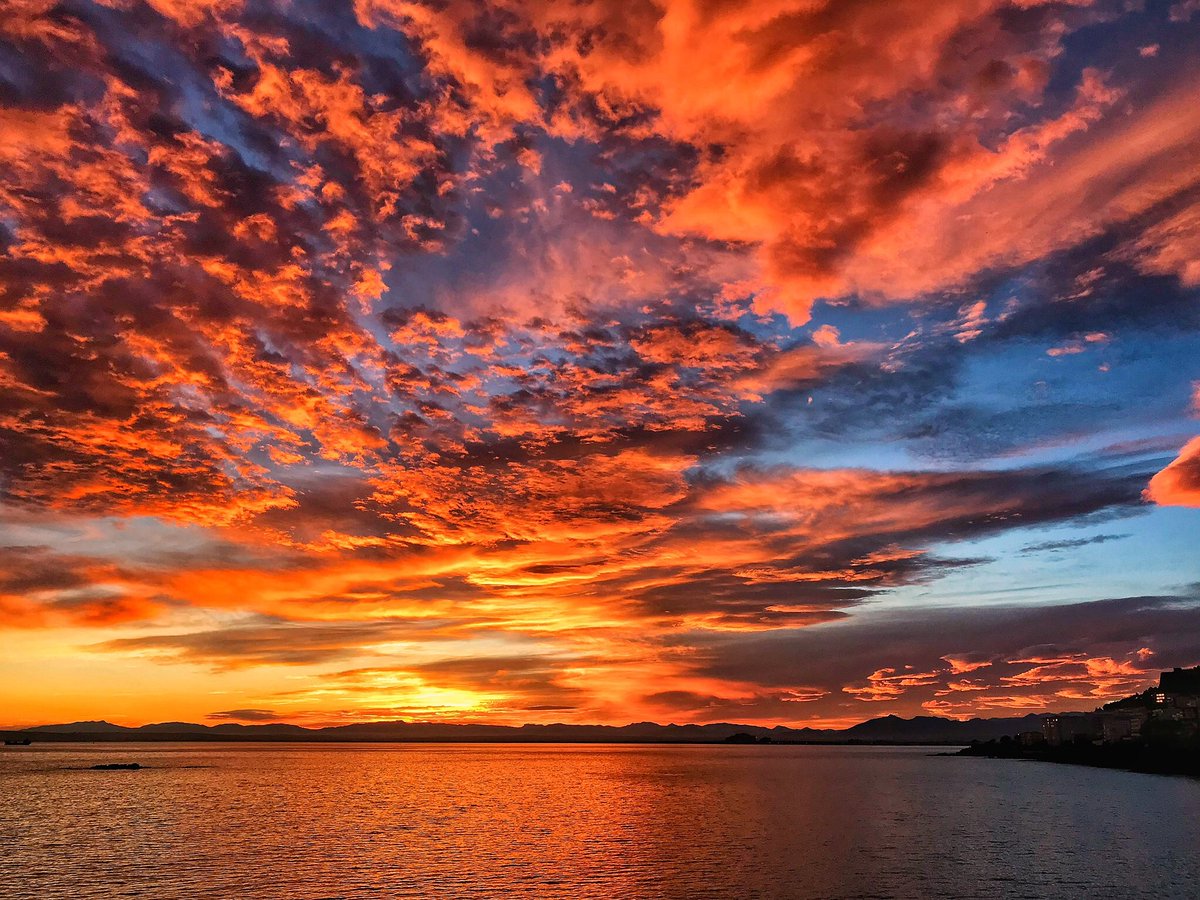 RenoMaximus's tweet photo. Today one of the most spectacular sunsets of the year! ☀️👌🔥🔝
#aRoses #inCostaBrava #Empordà #sunset #amazing_places #skyporn https://t.co/A2ZJjMSfw8