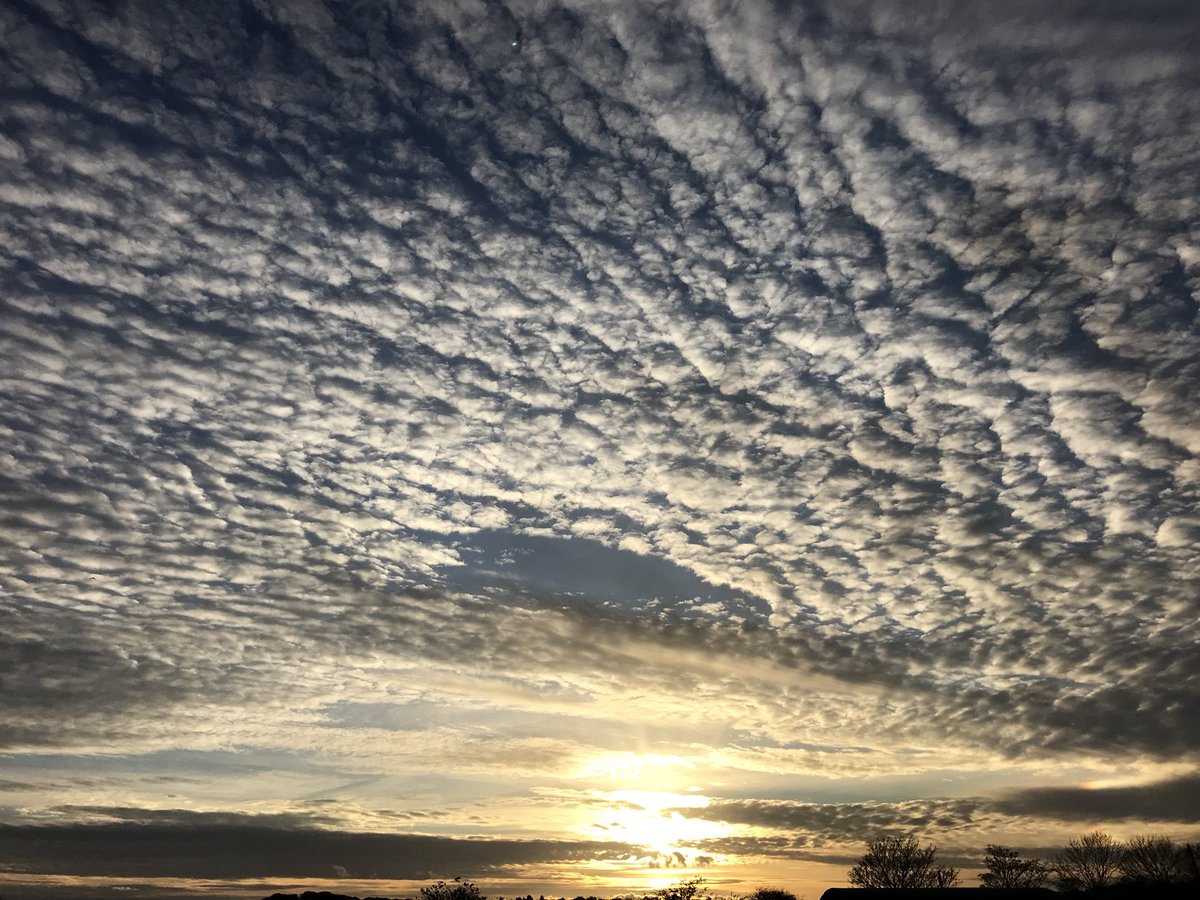 FraryMark's tweet photo. What a lovely end to the day in #wells no other place like it ๐ #holkham #mackeralsky https://t.co/FweEfWHrHd