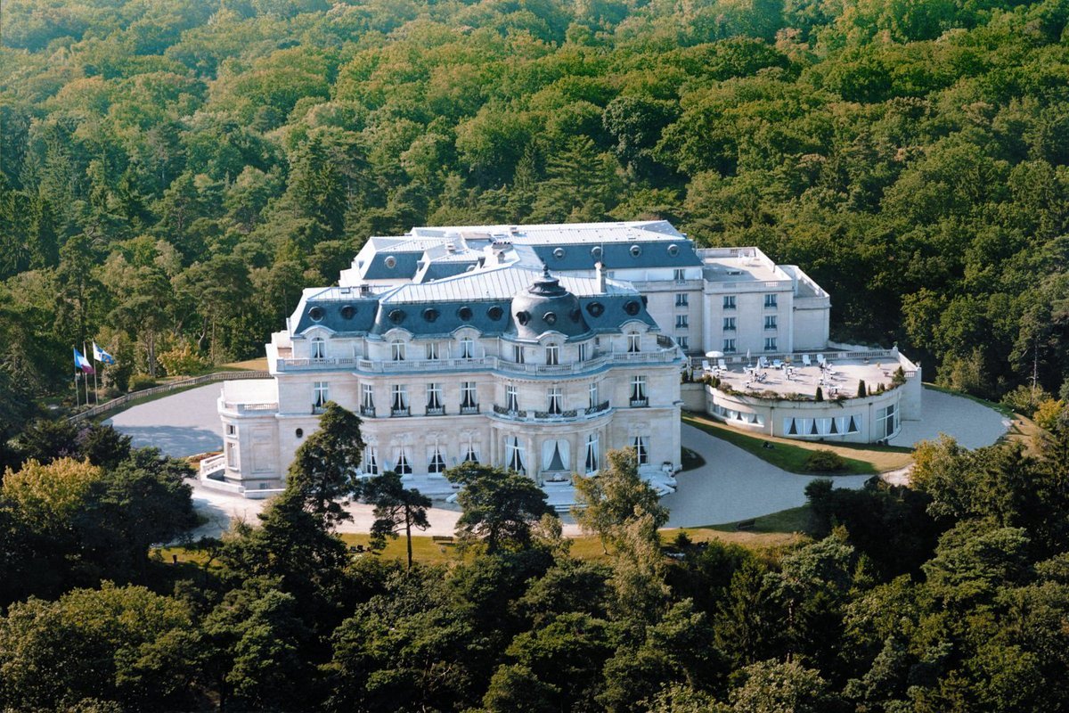5 of the best #luxury hotels around #Paris for a WE escape: goo.gl/PuWi5x !! #travel #France