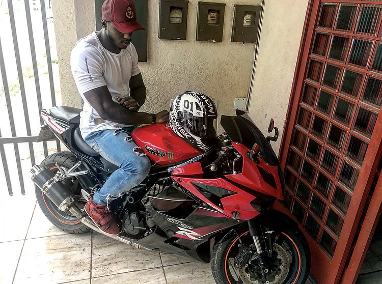 Ohennriquel's tweet photo. Até aqui e mesmo sem eu merecer, Deus tem me dado força, sabedoria e garra pra lutar por cada sonho que tenho dentro de mim, eu apenas posso agradecer ✋🏾
Gracas a ti Deus, eu consegui😭☝🏾🙏🏾🏍
#K650 https://t.co/W77iQbqGSk