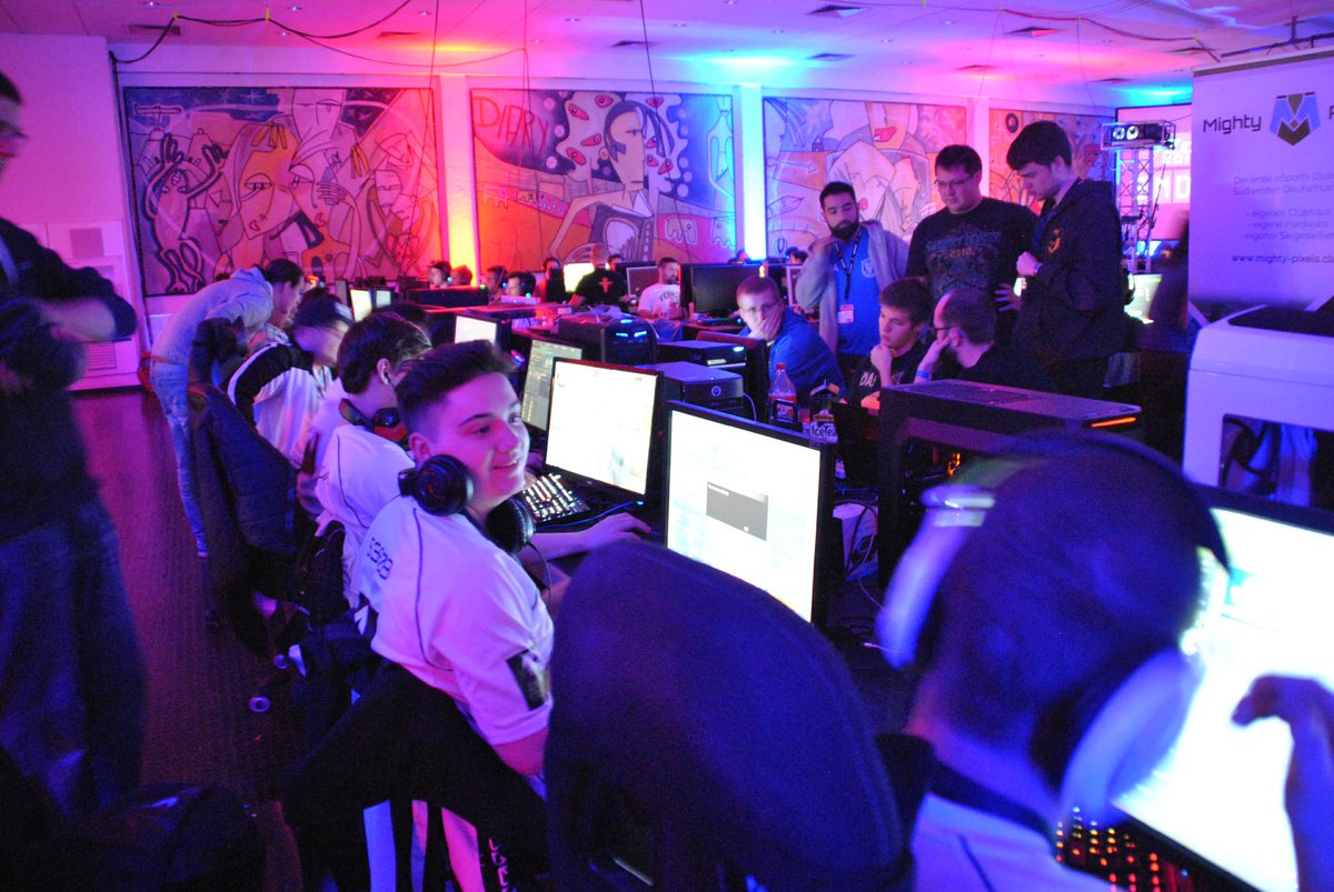 mighty_pixels's tweet photo. Im #CSGO 2on2 LB Halbfinale auf der @NetQuarter #ZockParade2017, haben unsere Jungs gegeneinander gespielt. S3b0b und Feromax stehen nun im Finale. Bronze haben sich Sysb0t und Swagsy gesichert! #ahokay #treppchen https://t.co/l10acv3cRL