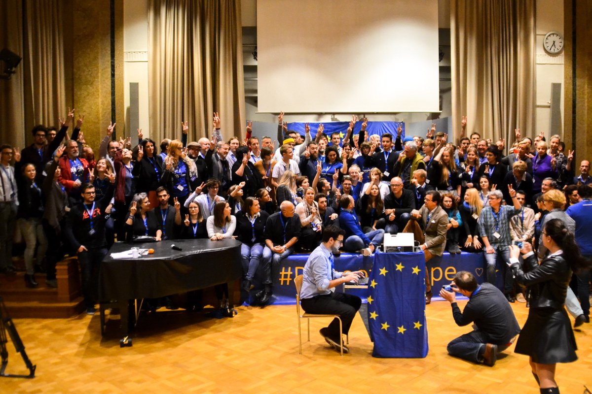 Pulse of Europe is declaring its solidarity with our Polish friends — being arrested for fighting for European values. 

Solidarność z Polską w Europie!
Solidarity with Poland in Europe!
🇵🇱🇪🇺 #PulseForPoland #OurEuropeNow