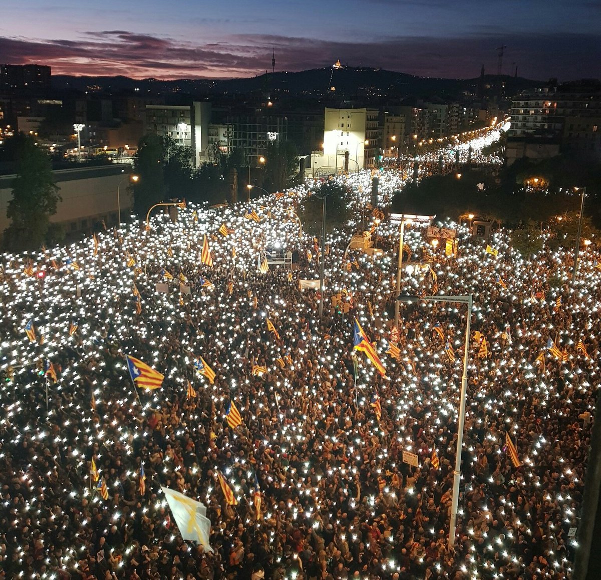 DemocratesJoves's tweet photo. Presos i exiliats polítics, us volem a casa! Però en un país que no tingui por de les urnes, de la opinió dels seus ciutadans, ni que els seus dirigents i les seves estructures siguin hereves del feixisme. 

#LlibertatPresosPolítics #RetornExiliats #República

*Foto: @annafelipev https://t.co/6wm4Hcy4aY