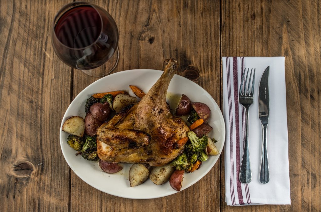 Nothing says comfort food like a cold and snowy Saturday. At A10, we've got you covered. ❄️ Pictured: Our oven roasted Green Circle chicken with seasonal vegetables and herbs.