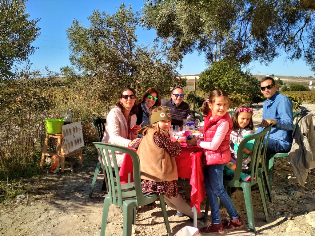 spiritsherry's tweet photo. @TurismoJerez @RutaVinoyBrandy @AETCadiz @CadizTurismo Algunos de nuestros asistentes hoy a "A la Viña en Familia" #conocetucultura #elige #spiritsherry https://t.co/gDLy83hCAi https://t.co/VjpptW70zR