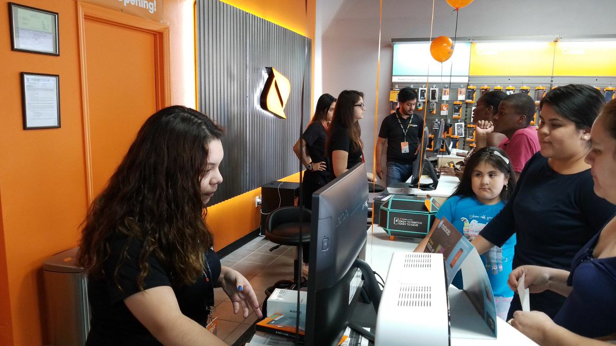 RealBoostApopka's tweet photo. #SwitchHappens #ByeMetroPCS  👋🏻2 lines💥
#Teamwork ☑️⬅️💥🙌🏻 
#BestCustomerService
Come and see our selection today and how we have changed! @giancarlocv77 
@gfresse @VictoriaVIP22 @carloscaceresFL  @boostmobile #LYCWireless https://t.co/occUFB0O6r
