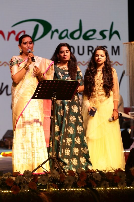 APCraftsMela's tweet photo. Day 3: Mesmerizing Performances at @APCraftsMela in Tirupati by Singer #Kalpana and Comedy skit by #Jabardast Team @Tourism_AP #APCraftsMela https://t.co/DBrJh75iie