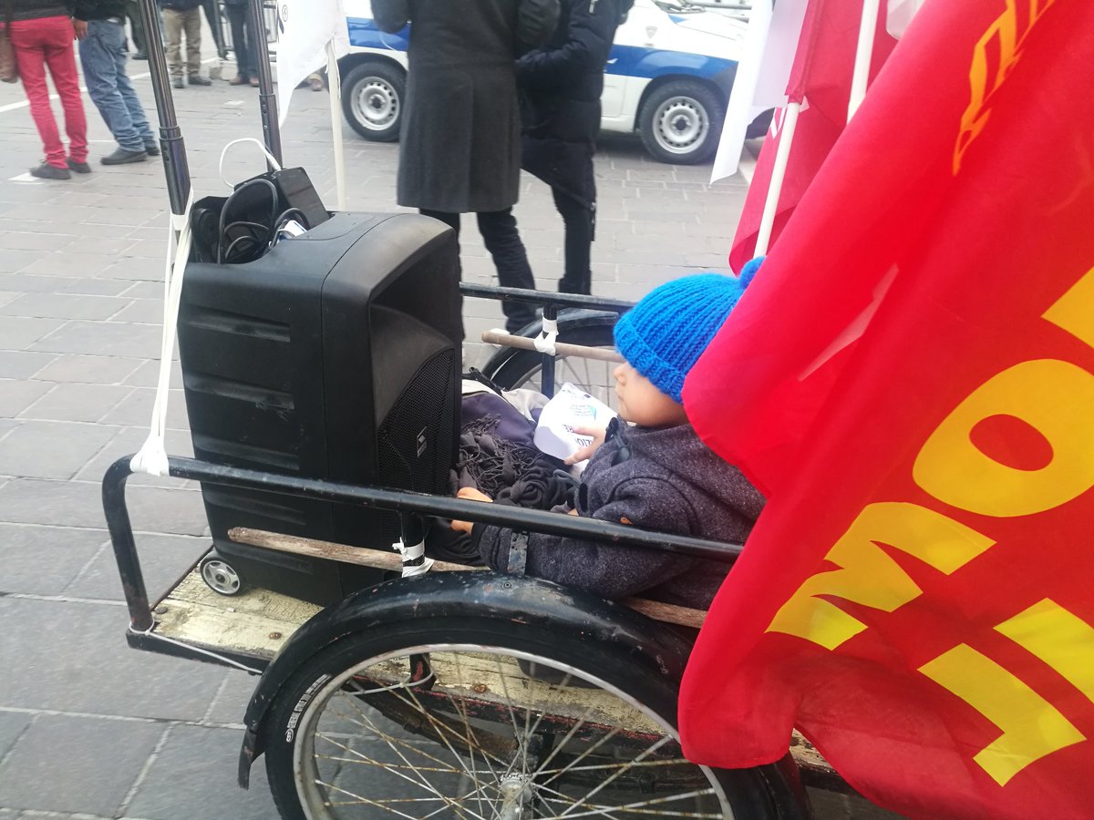 stefanodeiuliis's tweet photo. La prima manifestazione insieme. #Teramo a difesa dell acqua e del Gran Sasso #Nosox #Siacquapulita https://t.co/1aSEjc3oE9