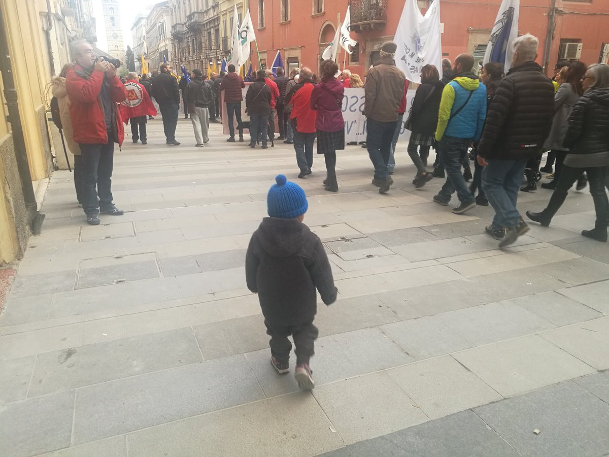 stefanodeiuliis's tweet photo. La prima manifestazione insieme. #Teramo a difesa dell acqua e del Gran Sasso #Nosox #Siacquapulita https://t.co/1aSEjc3oE9