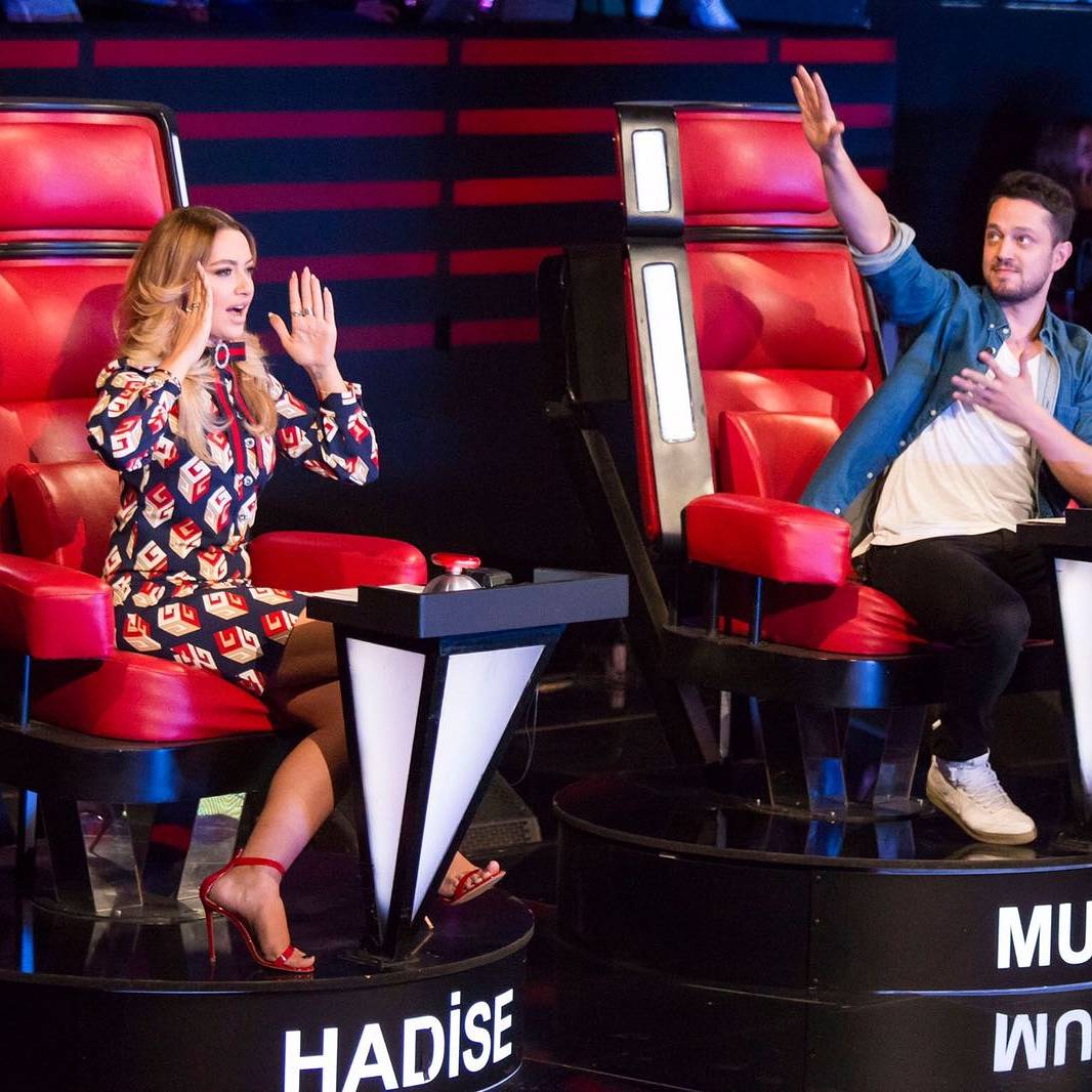 Hadise's tweet photo. O Ses Türkiye ✌ https://t.co/h559IIvlms