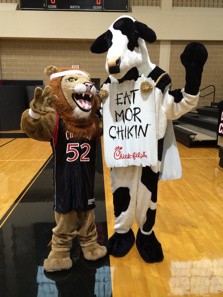 ChargerWinston's tweet photo. HoopFest was a success! Now I’m in the mood for chicken....🐔👀🦁 https://t.co/kFVaKvr7vP
