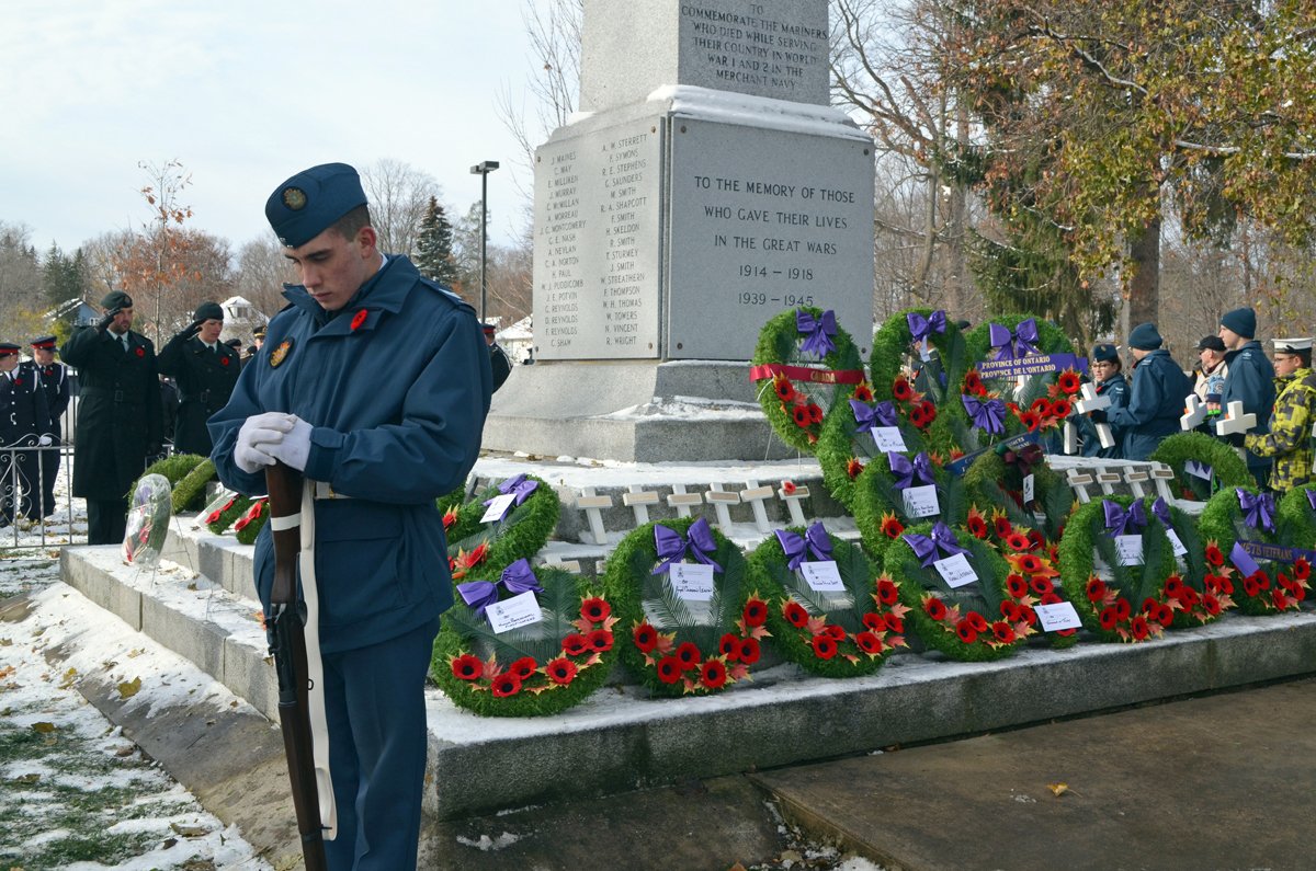 Hundreds of #Midland residents attend #RemembranceDay ceremony at cenotaph. simcoe.com/news-story/791…