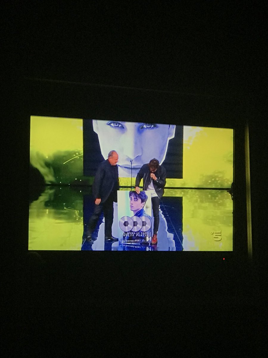 goodvjbess's tweet photo. Non è cambiato nulla. 
Sei lo stesso ragazzo, che si emoziona, con la mano che trema, con la stessa semplicità di sempre ma che ha un triplo disco di platino in mano.
Ti porti a casa un altro premio, un altro premio super meritato
Siamo fieri di te!❤️ @aboutriki #tusiquevales https://t.co/kTbG3tkkpe