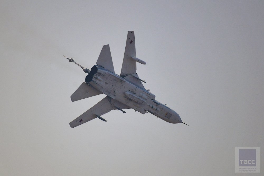 Russian_Defence's tweet photo. #INDRA2017 photo essays by Yuriy Smityuk.
Nice belly shot of Su-24MR - rather obsolete recon aircraft by today's standards but is to remain in service until Su-34 w/ UKR-RT pod & strategic mission UAVs are fielded in greater numbers
https://t.co/RSnYyNr2wK
https://t.co/7YVBuY2qST https://t.co/1zJx8SUNcH