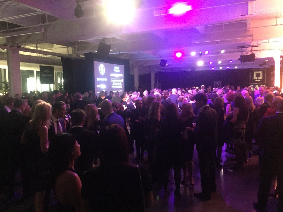 Nous sommes tous sur notre 31 pour le cocktail SAQ présentée par <a href="/FaskenMartineau/">Follow us at @FaskenLaw</a> ! Débouchons le champagne pour la fête.