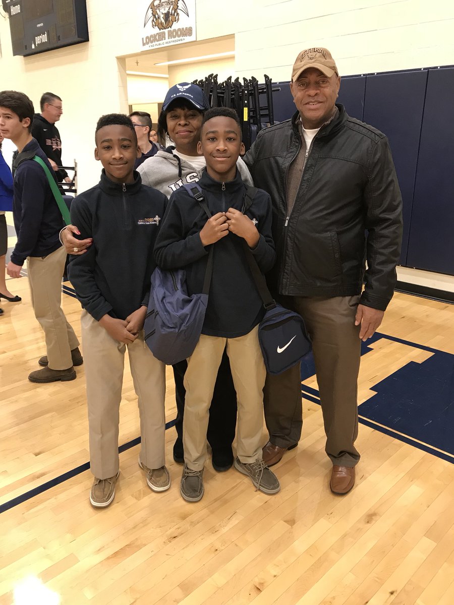 FMCHS_PRINCIPAL's tweet photo. Happy Veterans Day! Thank you for your service and sacrifice. #FMCHS assembly. #thankaveteran https://t.co/HyxjP4br8D
