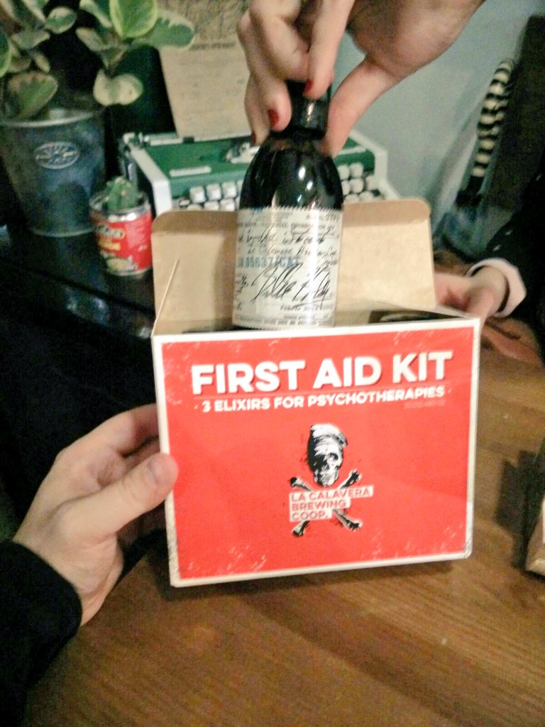 birrartesanal's tweet photo. ¿Alguna vez has visto esta presentación cervecera? 🍻 Increíble!!! #firstaidkit #cradtbeer #elcolumpiobar #Oviedo @craftesanos @clubvivalabirra @Markus_Beer84 https://t.co/UVRFXG4mZv