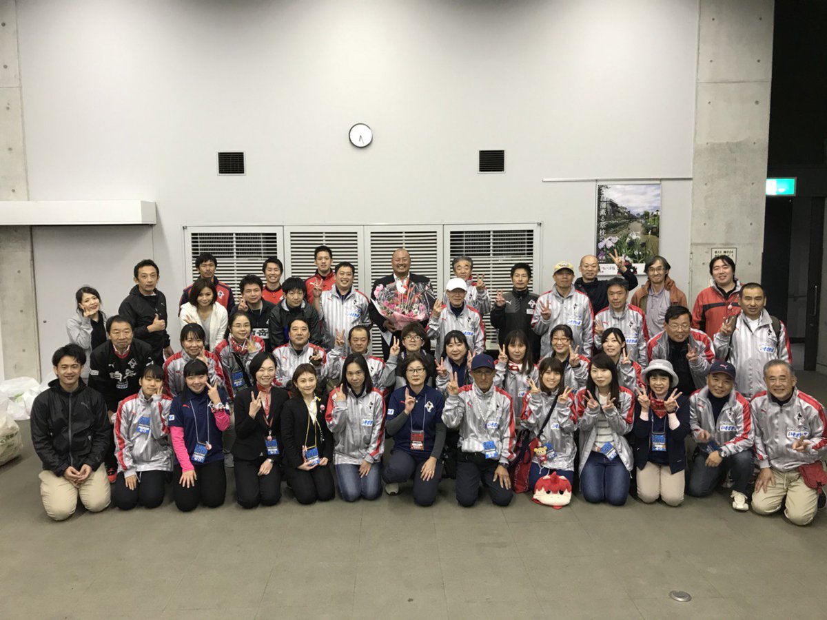 ট ইট র ロアッソ熊本 Official 11 11ホーム最終戦後 ホームゲーム運営でご協力をいただいたスタジアムアテンダントの皆さんから スタジアムdjを卒業するdjコバ の卒業式を行っていただきました 最後はdjコバの胴上げ 共にホームゲーム運営を行っていただき