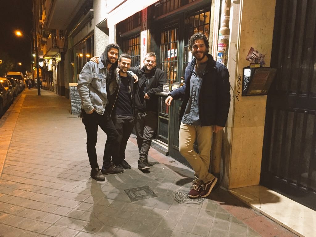 tipitako's tweet photo. Preparandonos para disfrutar del #elultimotrago de los míticos @cantecademacao junto con un gran amigo mr. @chiki_lora_ #musicazos #vistalegre #madrid #pamplona https://t.co/VqarzjHCZL