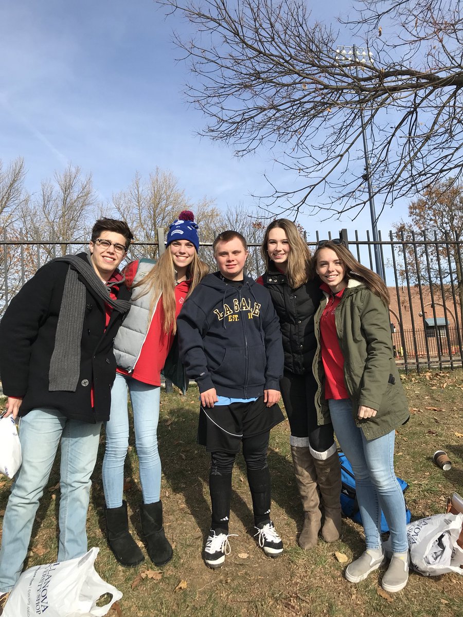 Soudy_Unified's tweet photo. Souderton Unified Partners at #NovaFallFest cheering on their classmate at his soccer game! #PlayUnified #ChooseToIncude #novaspo @SASD_SAHS @AthleticsSahs @SpecialOlympiPA https://t.co/DwTzOR7M9H