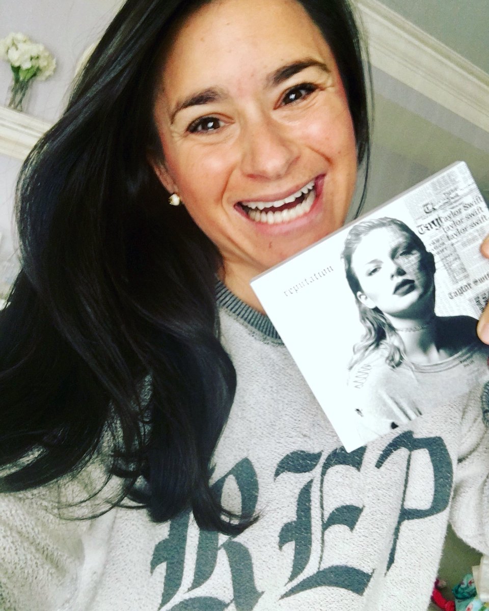 taylorswift13's tweet photo. #reputaylurking #reputation ❤️ https://t.co/z5HoBkxUQy