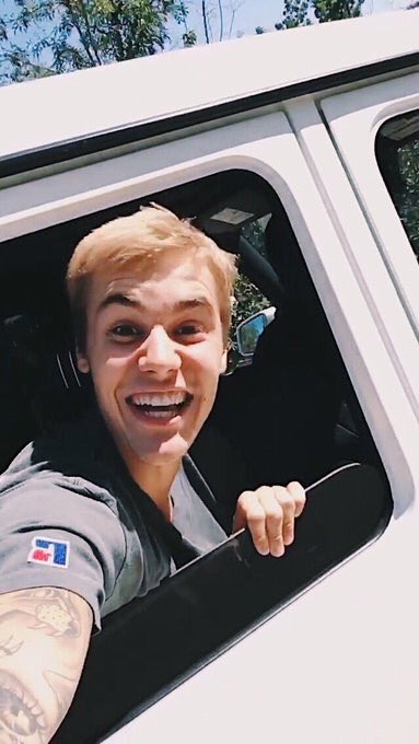 HumorPurposer's tweet image. -Qual é o nome da sua mãe? 
-Pra você é sogra

#EMABiggestFansJustinBieber