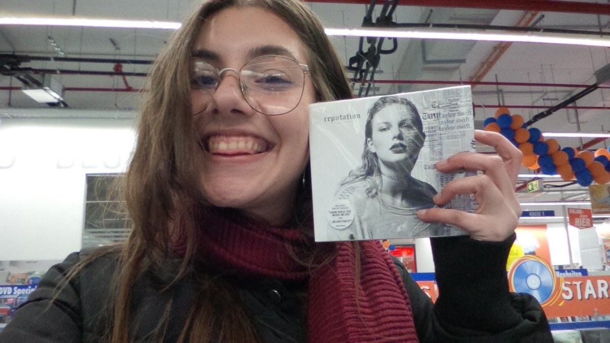 taylorswift13's tweet photo. #reputaylurking #reputation ❤️ https://t.co/K3tUWVvmpd