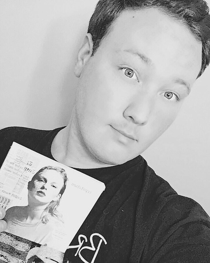 taylorswift13's tweet photo. #reputaylurking #reputation ❤️ https://t.co/K3tUWVvmpd