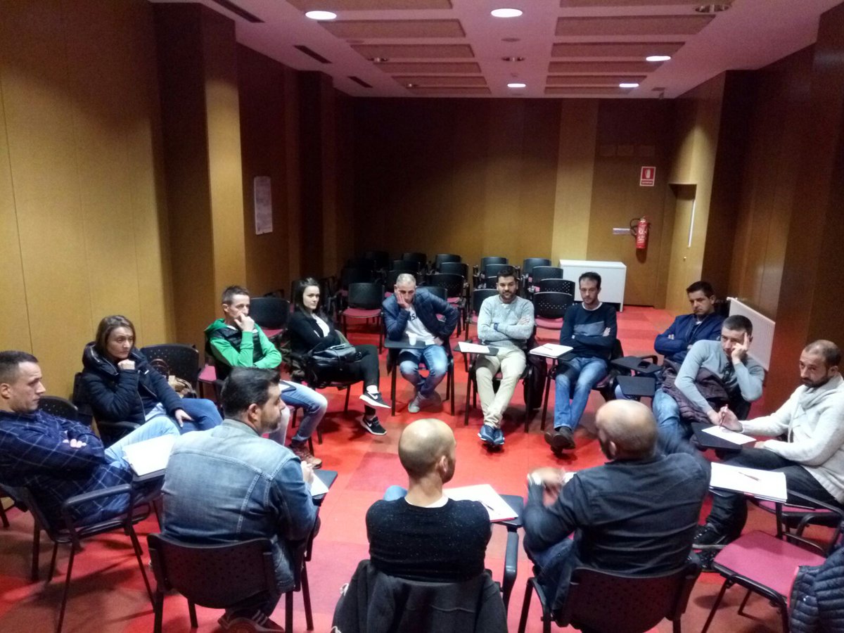 ccoopsavigo's tweet photo. Mañana de trabajo con la ejecutiva de la ss de psa vigo. #debate #analisis #opinion #equipo #ccoosuma https://t.co/FGfGM9M5uo