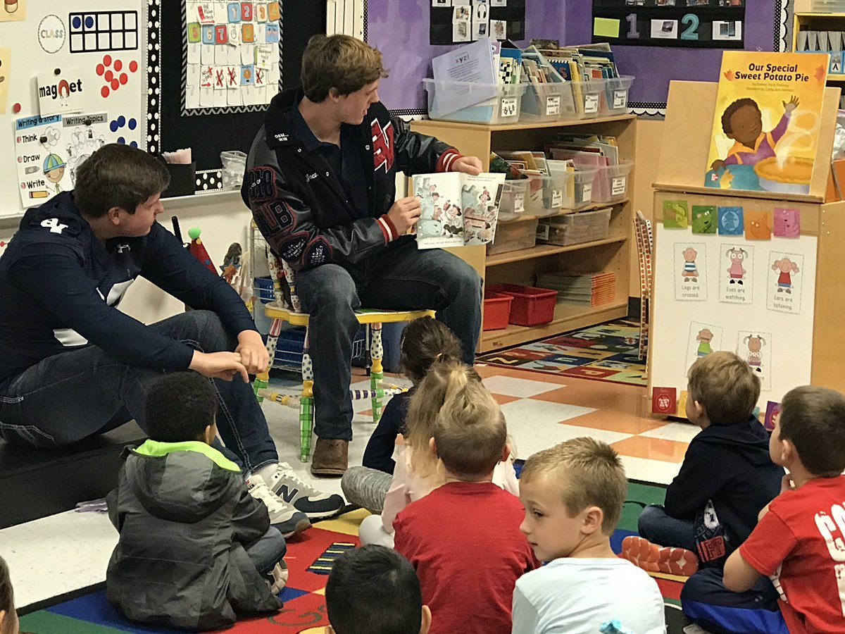 nickleberry_t's tweet photo. Kinder Ranch reading buddies by morning. District champs by night! #RangerPride #GoSV #leaderson&offthefield @SV_RangerFB @CWersterfer https://t.co/4JWoF3iYSn