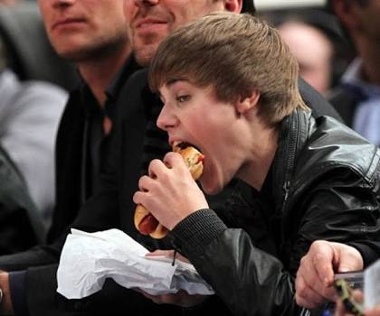 HumorPurposer's tweet image. - Oque você faz o dia todo?
- Ah varias coisas sabe...
#EMABiggestFansJustinBieber