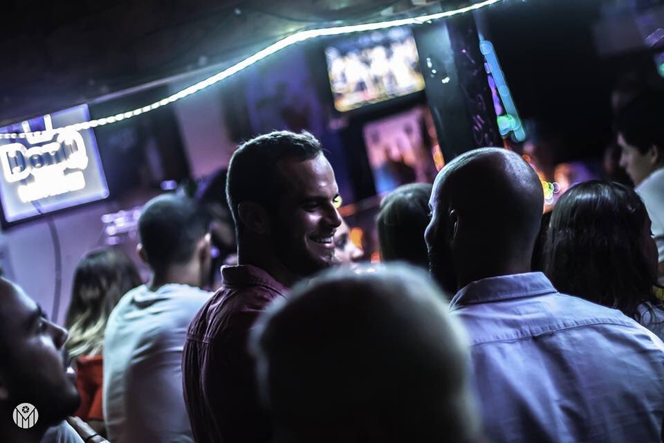 LaChombaPR's tweet photo. Hoy SABADOS DE CHOMBA 
Happy Hour hasta las 12am
Vodka $3 
Don Q &amp; Don Q Limon $3
Dewars $4 https://t.co/Z2YtvWdCV9