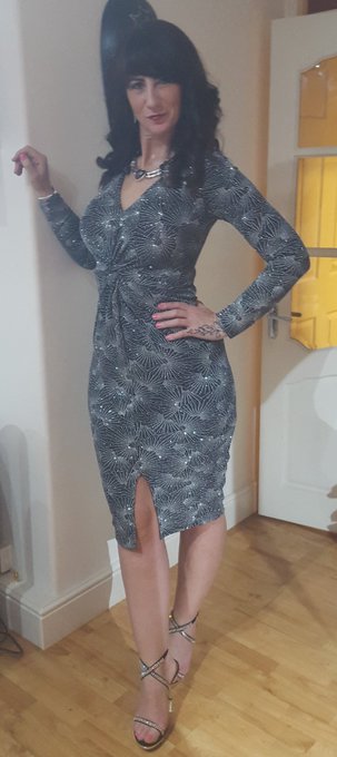 Off out to thrill you LONDON!!! See ya all soon 😘 xxx https://t.co/w59LiydISd