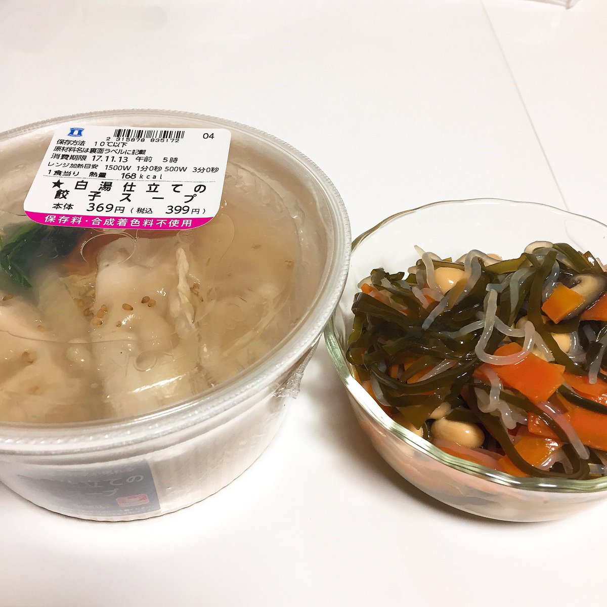 blaccchelly's tweet photo. 今日の夜ご飯
#夜ご飯 #煮物 #切り昆布 #にんじん #大豆 #白滝 #椎茸 #ローソン #白湯仕立ての餃子スープ #ゆるゆる糖質制限 https://t.co/dLzTCcCocu