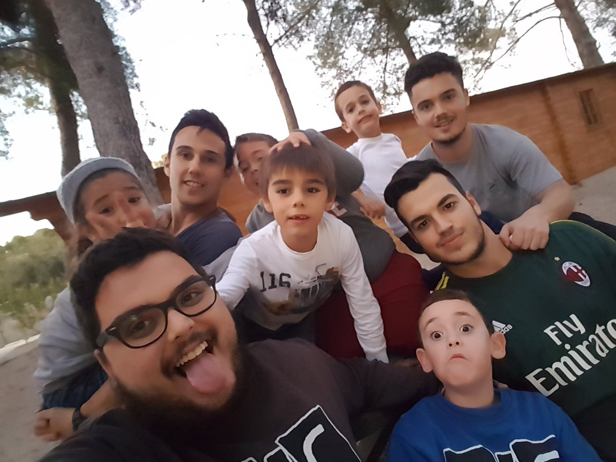 DonatCorda's tweet photo. Toca cenar unas ricas hamburguesas, despues de una larga tarde jugando 😀😀 #MiniDC https://t.co/uMTCmFYCsG
