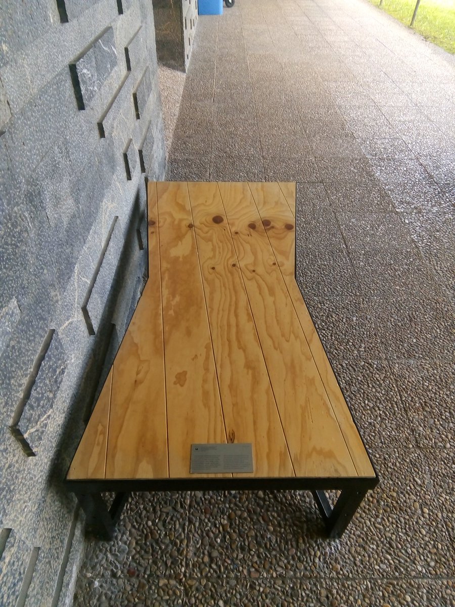 JesuitinasDSS's tweet photo. Te has fijado en los bancos de @jesuitinas_ss ? Acércate a leer su mensaje! @donostiakultura @kutxakultur @bitartekaritza #Decídete https://t.co/2wuBKkLlLB