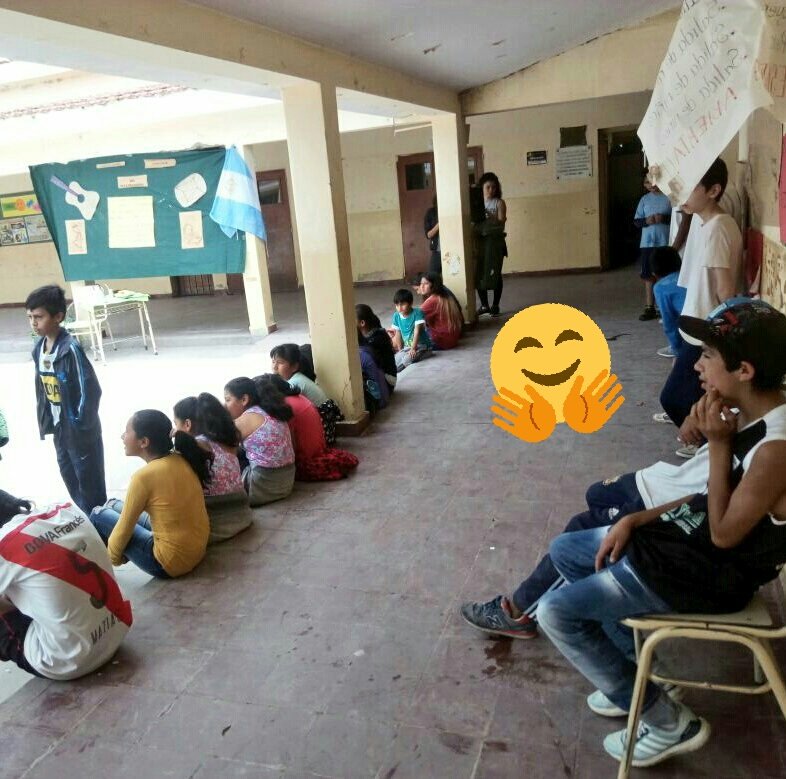 Gabrielachocob6's tweet photo. Pequeño acto en esc n4434 #VivamosLaTradicionEnCPPS @fguillesaavedra @patriciapinasco https://t.co/c5PY2z4u8P