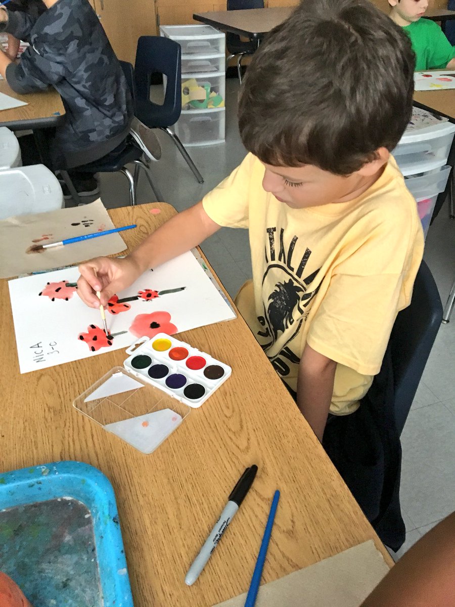 artmomjes_sides's tweet image. @lakeview_leisd  Artists painting poppies for Veterans Day #paintingpower
