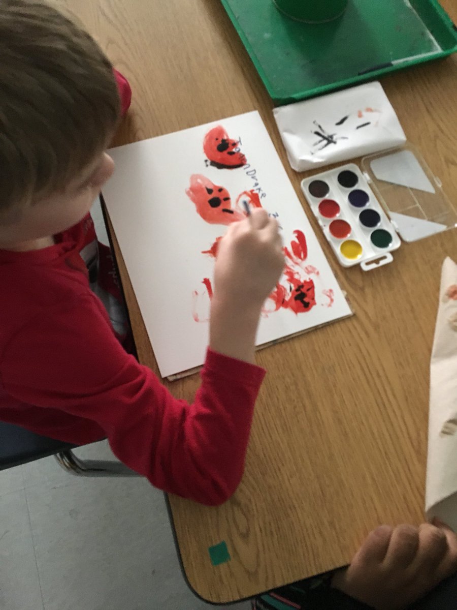 artmomjes_sides's tweet image. @lakeview_leisd  Artists painting poppies for Veterans Day #paintingpower