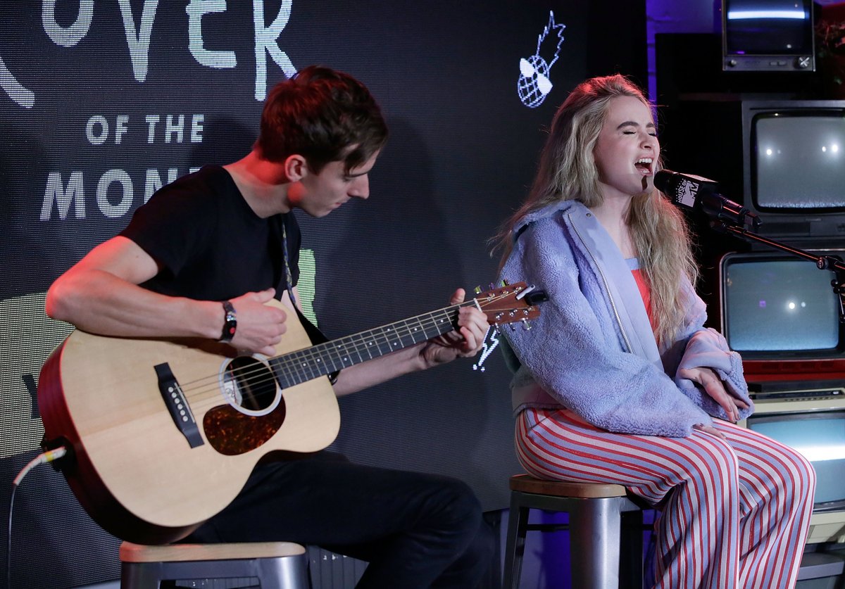 scarpenterbr's tweet photo. 📷| Sabrina performando na #MTVCOTM em Londres! https://t.co/IisJTExgXh