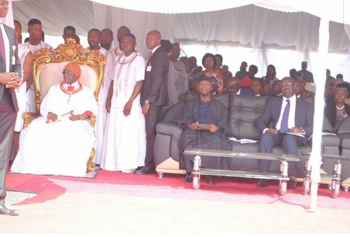 art_x_edo's tweet photo. HRM OBA Ewuare II of Benin Kingdom, Vice President, Yemi Osinbajo, hosted by His Excellency @governorobaseki, at the groundbreaking of the Benin Industrial Park at Iyanomo in Ikpoba-Okha LGA.
#BeninIndustrialPark
#Alaghodaro2017 #benin
#EdoLetsGOFurtherTogether
#BRONZECITY #brass https://t.co/h4bMhVNvSb