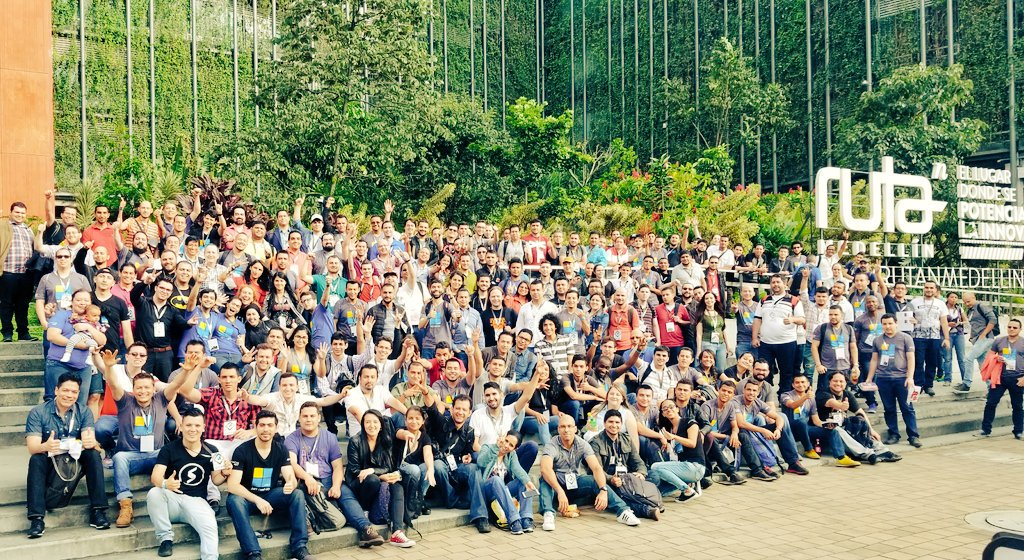 NETConfCO's tweet photo. Increíble foto grupal con asistentes, speakers, sponsors y organizadores de #NETConfCO que está llegando a su fin! https://t.co/FdNUh07KH8