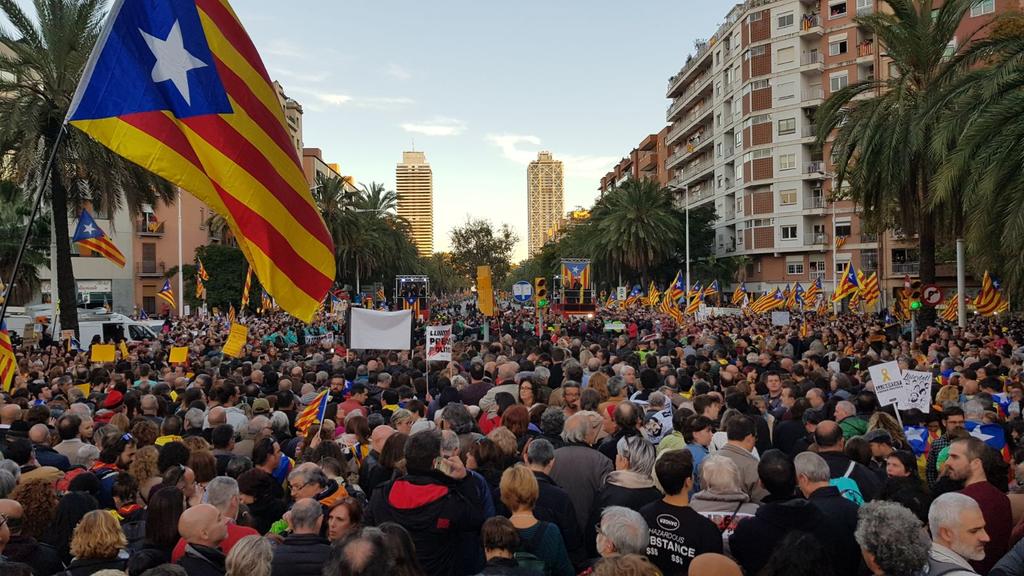 jordimerino75's tweet photo. Hem començant amb aquesta llum de tarda i hem acabat il·luminant el món; per la democracia i la llibertat.
El #7des a #bruselles també la farem grossa
#11nov
#LlibertatPresosPoliticsCatalans https://t.co/aNGIKoRRh7