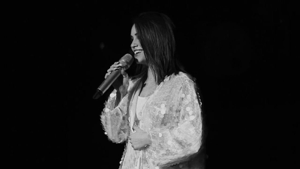 esposinyourarea's tweet photo. paso a sacarles una sonrisa #LaliEnVivo https://t.co/kkDRVcioJn