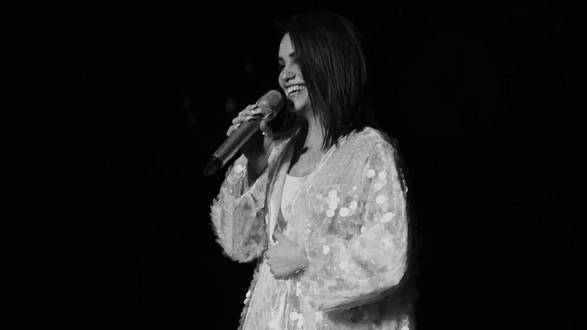 esposinyourarea's tweet photo. paso a sacarles una sonrisa #LaliEnVivo https://t.co/kkDRVcioJn