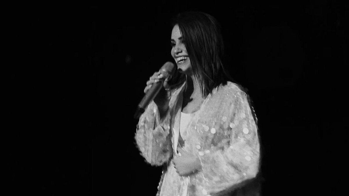 esposinyourarea's tweet photo. paso a sacarles una sonrisa #LaliEnVivo https://t.co/kkDRVcioJn