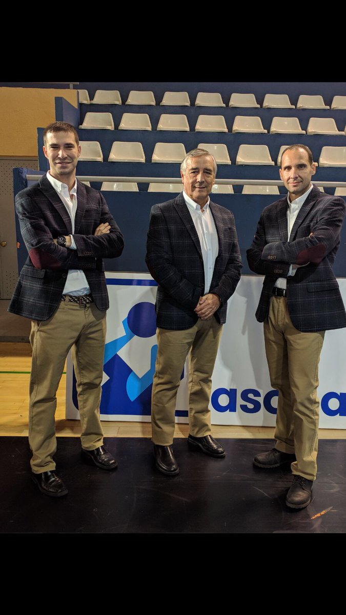 JosedaHandball's tweet photo. Enorme la imagen de los árbitros de @asobal con el estreno de vestimenta de @spagnolomoda. #ModaEnBalonmano #Arbitros #Balonmano https://t.co/yOJVyoQRtr