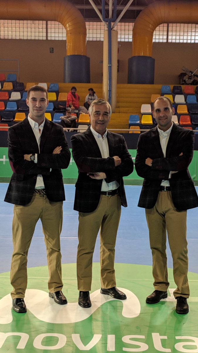 JosedaHandball's tweet photo. Enorme la imagen de los árbitros de @asobal con el estreno de vestimenta de @spagnolomoda. #ModaEnBalonmano #Arbitros #Balonmano https://t.co/yOJVyoQRtr
